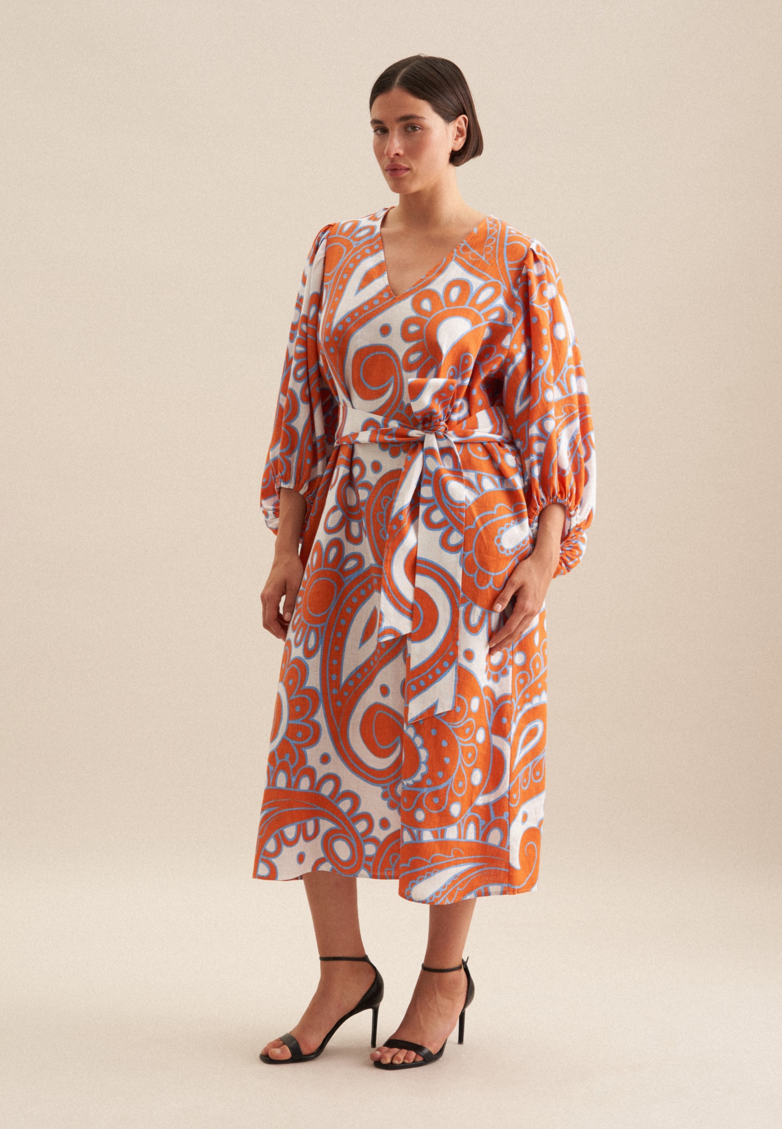 Sommerkleid SEIDENSTICKER "Schwarze Rose", Damen, Gr. 4XL48, Normalgrößen, orange, 65% Baumwolle 35% Leinen/Flachs, Paisley, regular fit, V-Ausschnitt, Kleider, 3/4-Arm V-Neck Paisley Image
