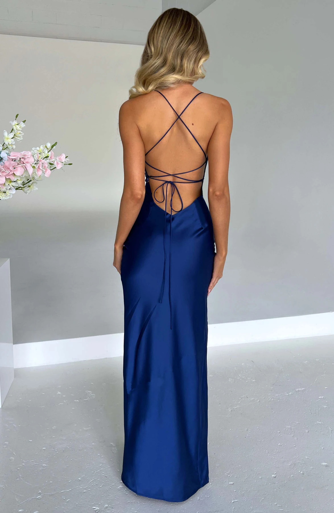Neues modisches langes Kleid aus Satin mit Schnürung für Damen im Frühling und Sommer, Party-Club-Abendkleid, sexy rückenfreies Kleid mit Seitenschlitz Image