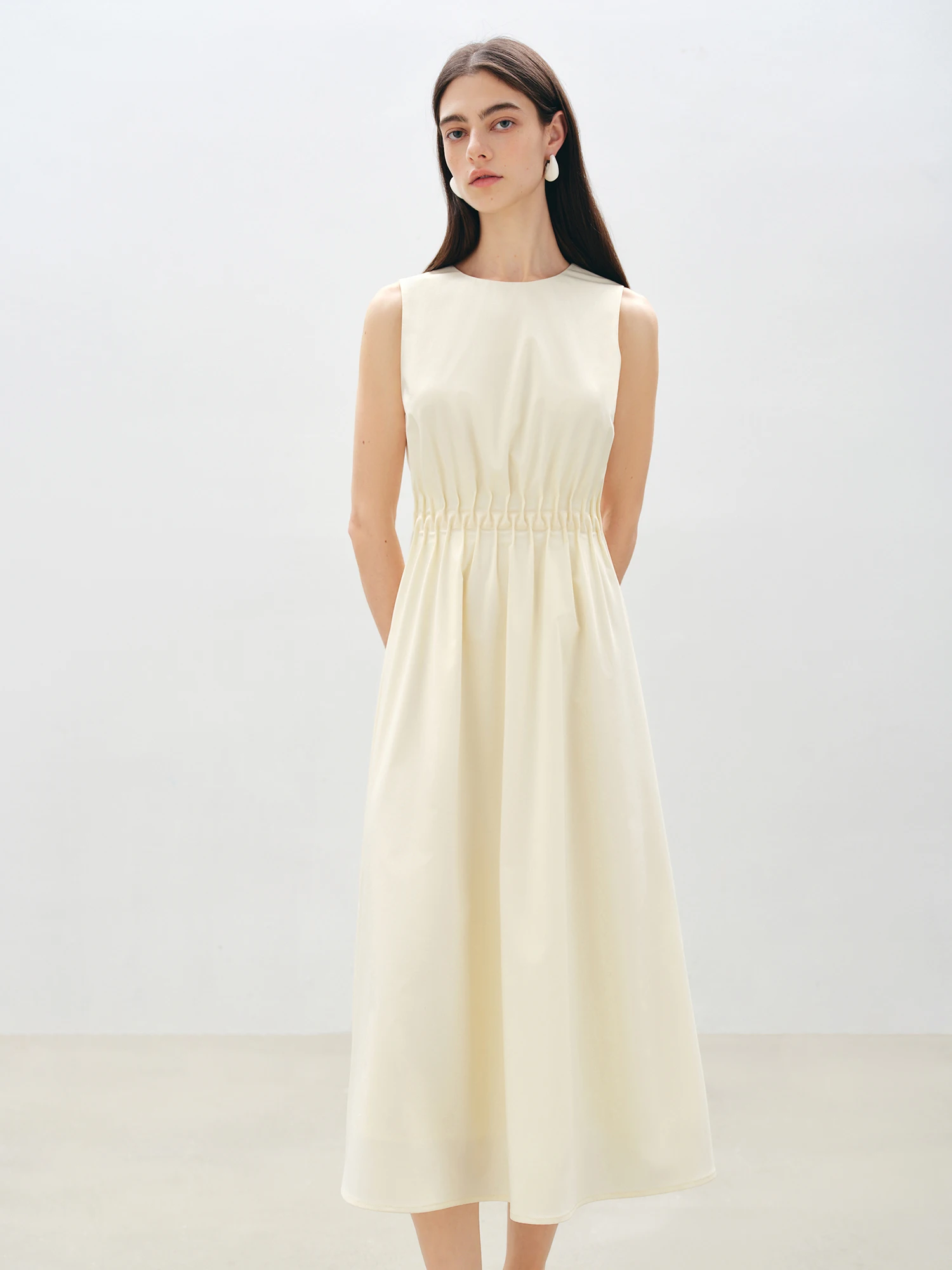 ZIQIAO Petite Tailliertes Plisseekleid SS25 Ärmellos A-Linie Minimalistisches Sommeroutfit Y2K Resort Wear Premium Elegant Chic