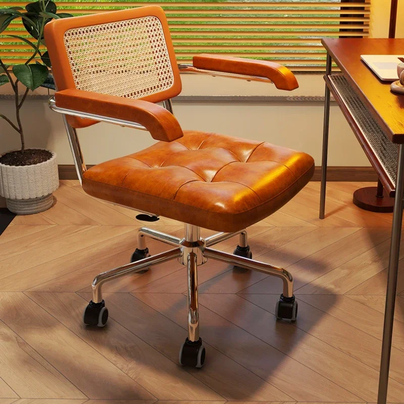 Drehbarer Esszimmerstuhl, Rattan-Rückenlehne, Computer-Bürostuhl, bequemer Lederstuhl mit atmungsaktiven Armlehnen und Rädern