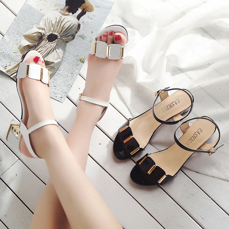 2025, offene Zehen, Damen-Schuhe mit klobigen Absätzen, Metalldekoration, 35–43, Damen-Sandalen, Schwarz, Weiß, Damenmode, lässige Damen-Sandale