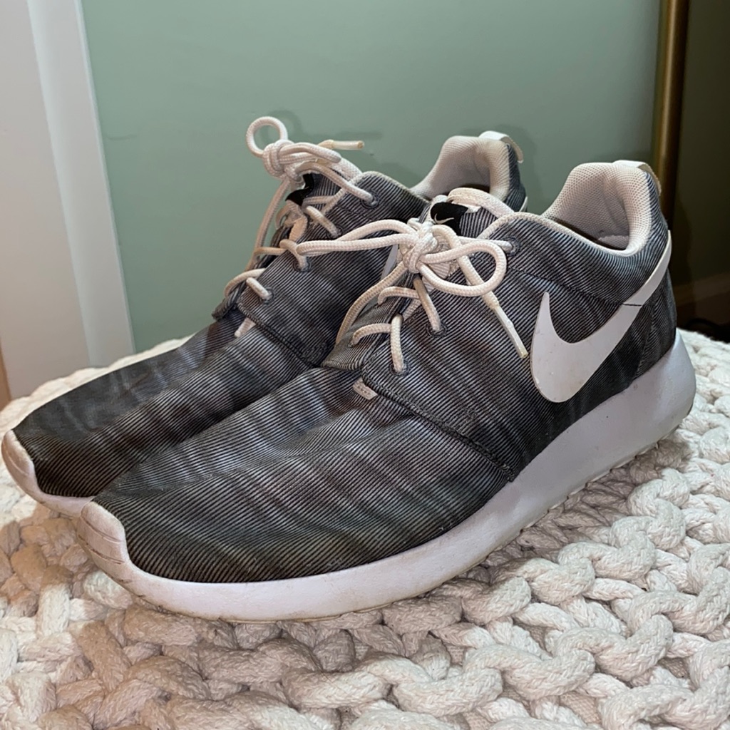 Nike Shoes | Women’s Nike Roushes | Color: Gray/White | Size: 8