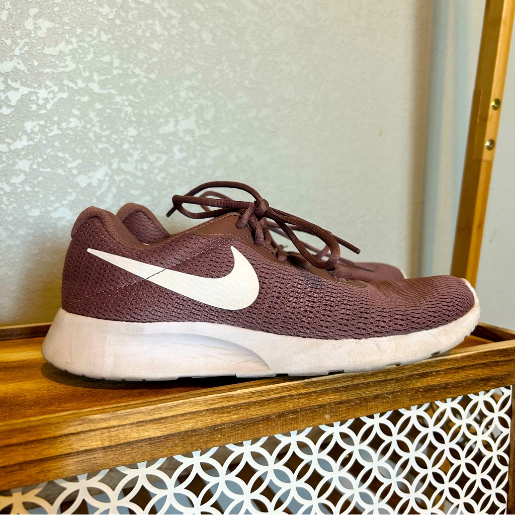 Nike Shoes | Women’s Nike Tennis Shoes. Size 9. | Color: White | Size: 9