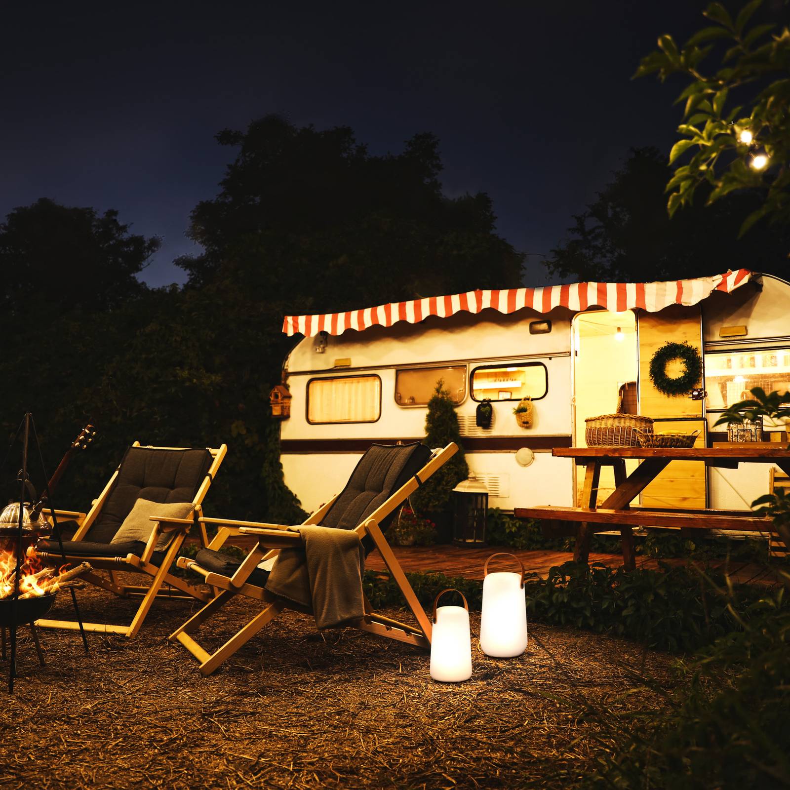 FH Lighting LED-Akku-Tischleuchte Collgar, weiß, Höhe 21 cm dimmbar, weiß / opal, für Wohn- / Esszimmer, Kunststoff, Modern