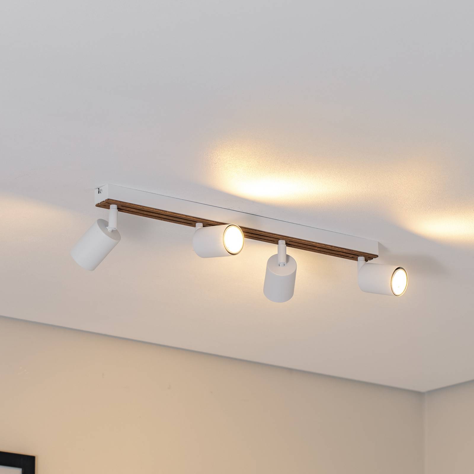 Envostar Tino Deckenspot vierflammig weiß/Holz Envostar, dimmbar, weiß / opal, für Wohn- / Esszimmer, Metall, Strahler