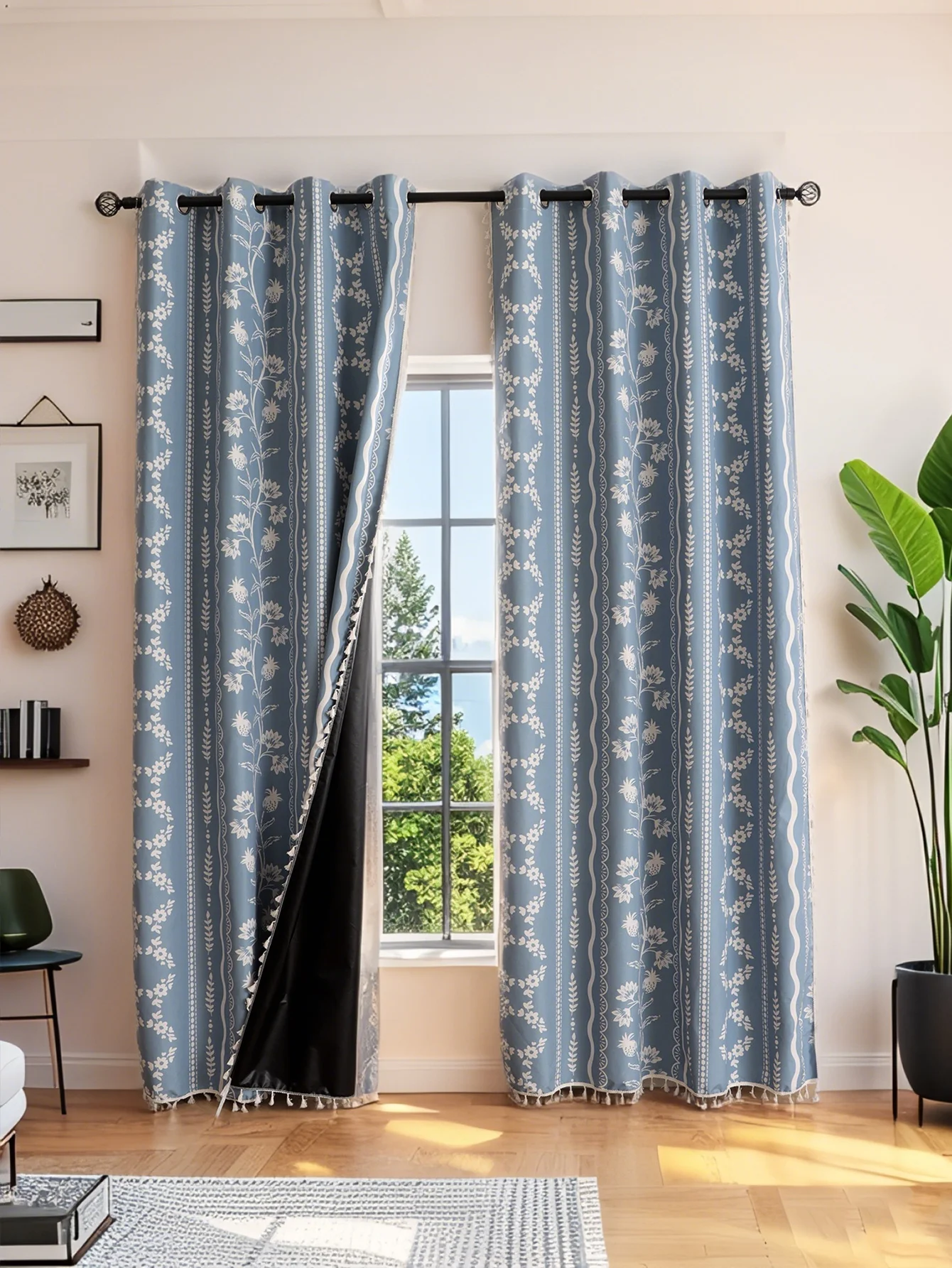 2 Stück 100 % Verdunkelungsvorhänge mit blauer Unterseite, weiße Blume, Quaste, gestanzte Vorhänge für Wohnzimmer, Schlafzimmer, Schattierungsvorhang, Sonnenschutz Image