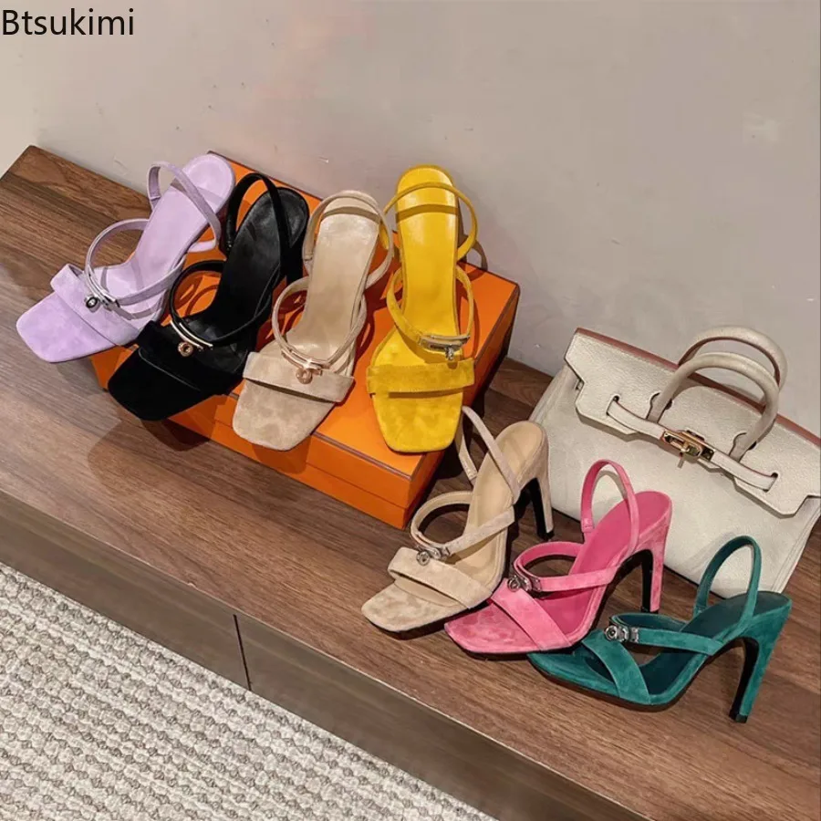 2026 Damen Sommer Mode High Heels Sandalen mit Kettenschnalle Schmaler Riemen Schuhe Wildleder Dünne Absätze Damensandalen Image