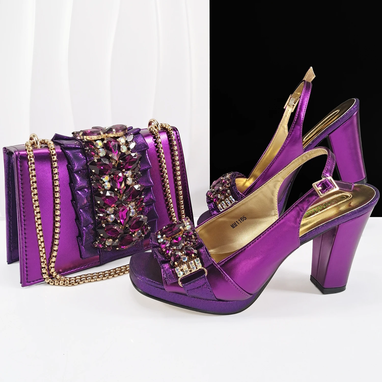 Lila elegante Damen-Set mit offenen Zehen, Schuhe und Taschen, Dekoration, Strasssteine, italienische Damen-High-Heels-Schuhe mit passenden Handtaschen