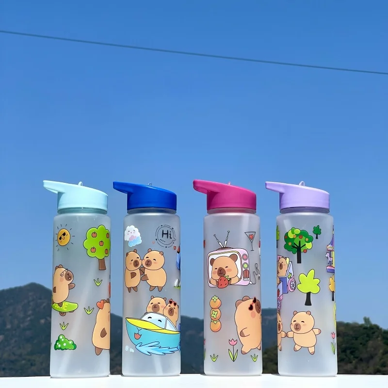 750 ml Capybara bedruckte Wasserflasche mit Strohhalm, Schnabeltasse, auslaufsichere Kunststoff-Wasserflaschen für Outdoor-Sport, Camping, Getränkebecher Image