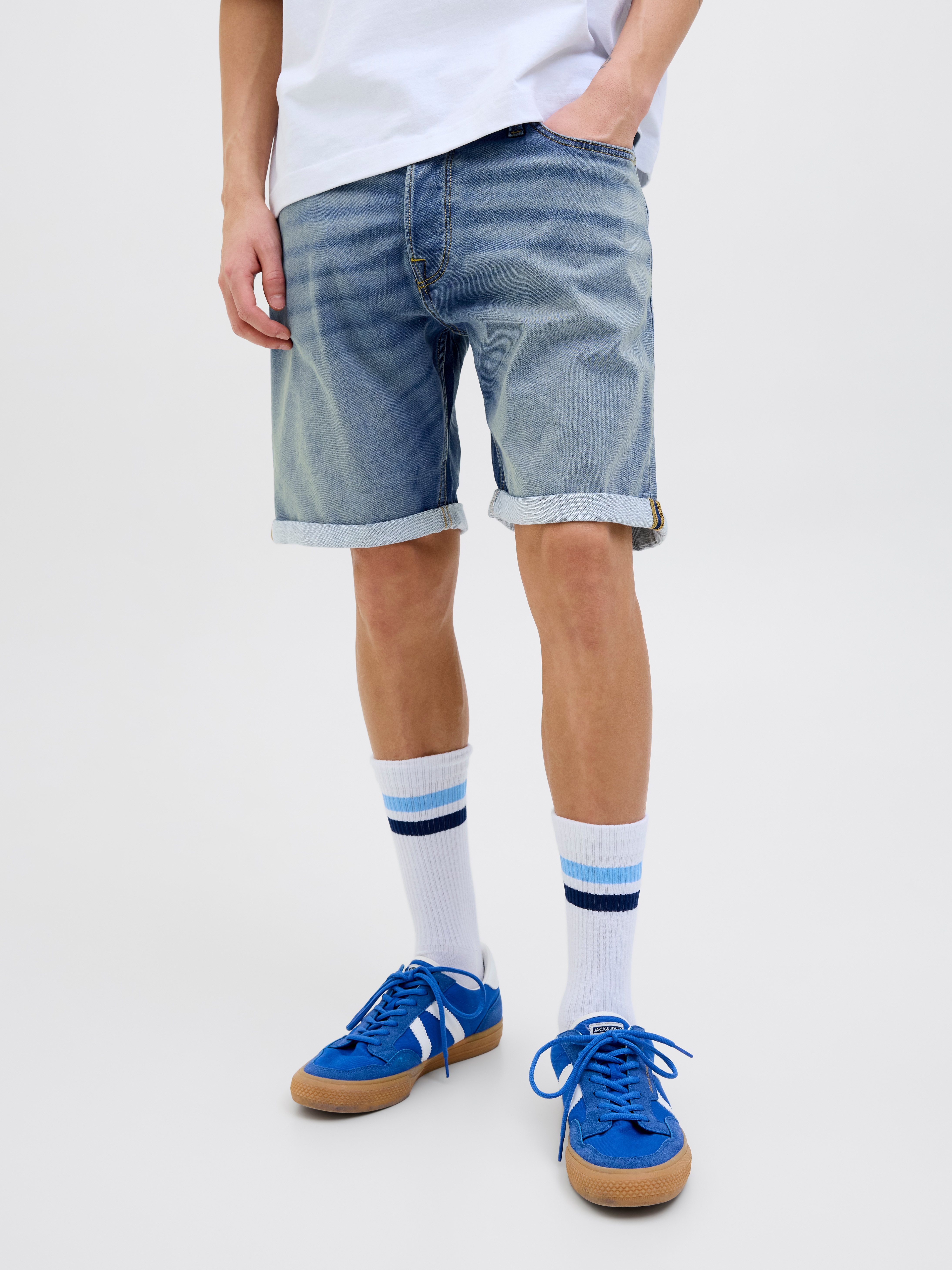 Shorts JACK & JONES "JJIRICK mit Aufschlag und Knopfverschluss für den Sommer", Herren, Gr. XXL, N-Gr, blau (blau denim), Web, Obermaterial: 48% Baumwolle, 26% Viskose, 25% Polyester, 1% Elasthan, unifarben, regular fit kniefrei, Hosen Shorts,...