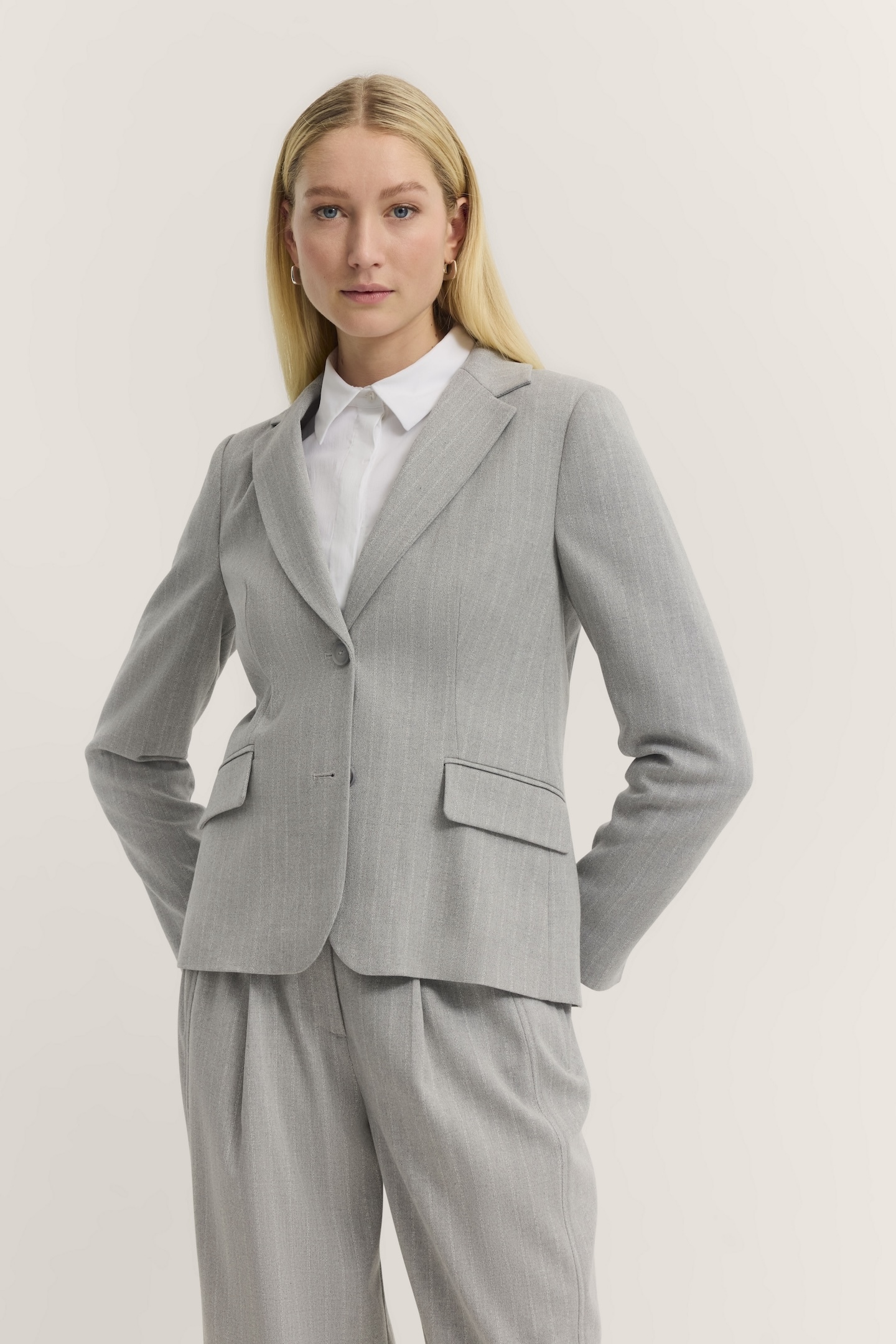 Kurzblazer BUGATTI, Damen, Gr. 34, grau (240, grau), 63% Polyester, 34% Viskose, 3% Elasthan, unifarben, normal, normaler Saum, Blazer, mit Streifen