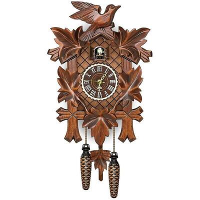 Kuckucks-Wanduhr aus Holz im nordischen Retro-Stil aus dem deutschen Schwarzwald Image
