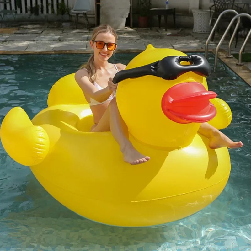 Gelbe Ente Riesiges aufblasbares Spielzeug Wasser schwimmender Sitz PVC verdicktes schwimmendes Bett Sommer Outdoor Schwimmen Wasserspielzeug für Kinder Erwachsene Image