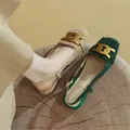 Sandales d'été chaussures à talons bas femmes sandales mode boucle en métal mouton daim sandales gland femmes pompes dames chaussures vert