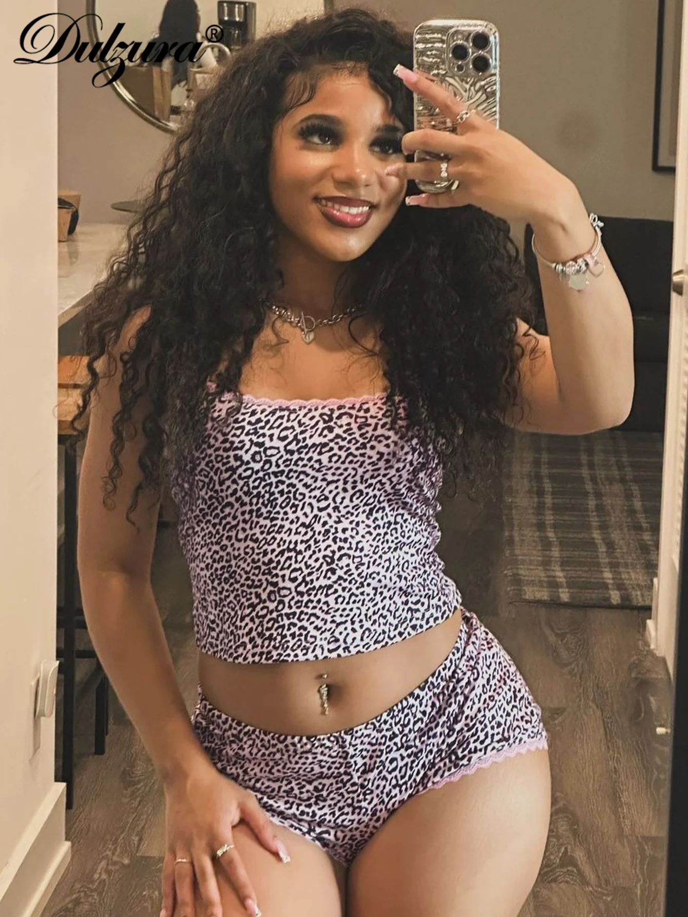 Dulzura Damen-Set mit Leopardenmuster, sexy, elegant, 2-teilig, figurbetont, rückenfrei, bauchfreies Leibchen und Shorts, passende Hosen, Party, Clubwear Image