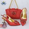 Neues hohles Korallenmuster-Design, modisch und elegant, bequeme Damenschuhe und Tasche in roter