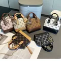 Borsa per cuffie piccola con mini catena diagonale portatile stampata per AirPods 4 Pro 2 3 Può contenere altri piccoli oggetti Portamonete