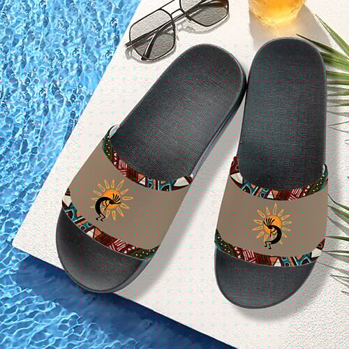 Rutschfeste Pool-Sandalen für Herren mit Ethno-Print – leichte Sommer-Slipper mit Tribal-Kokopelli-Design für Strand und Pool Image