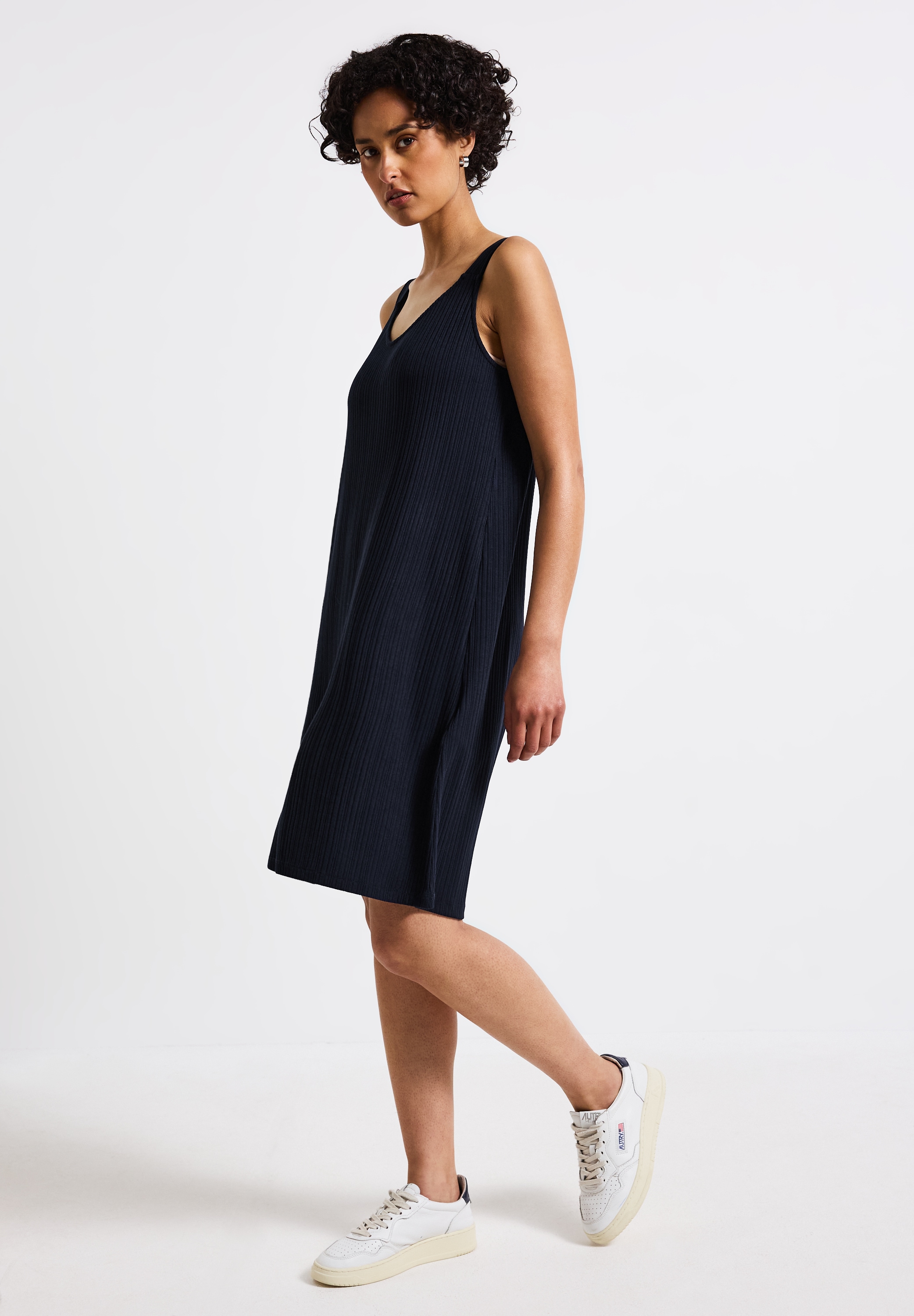 Sommerkleid STREET ONE, Damen, Gr. 46, EURO-Größen, blau (tiefblau), Stoff, 75% Viskose, 20% Polyester, 5% Elasthan, unifarben, normal knielang, V-Ausschnitt, Bündchen, Kleider Sommerkleid, soft und trageangenehm