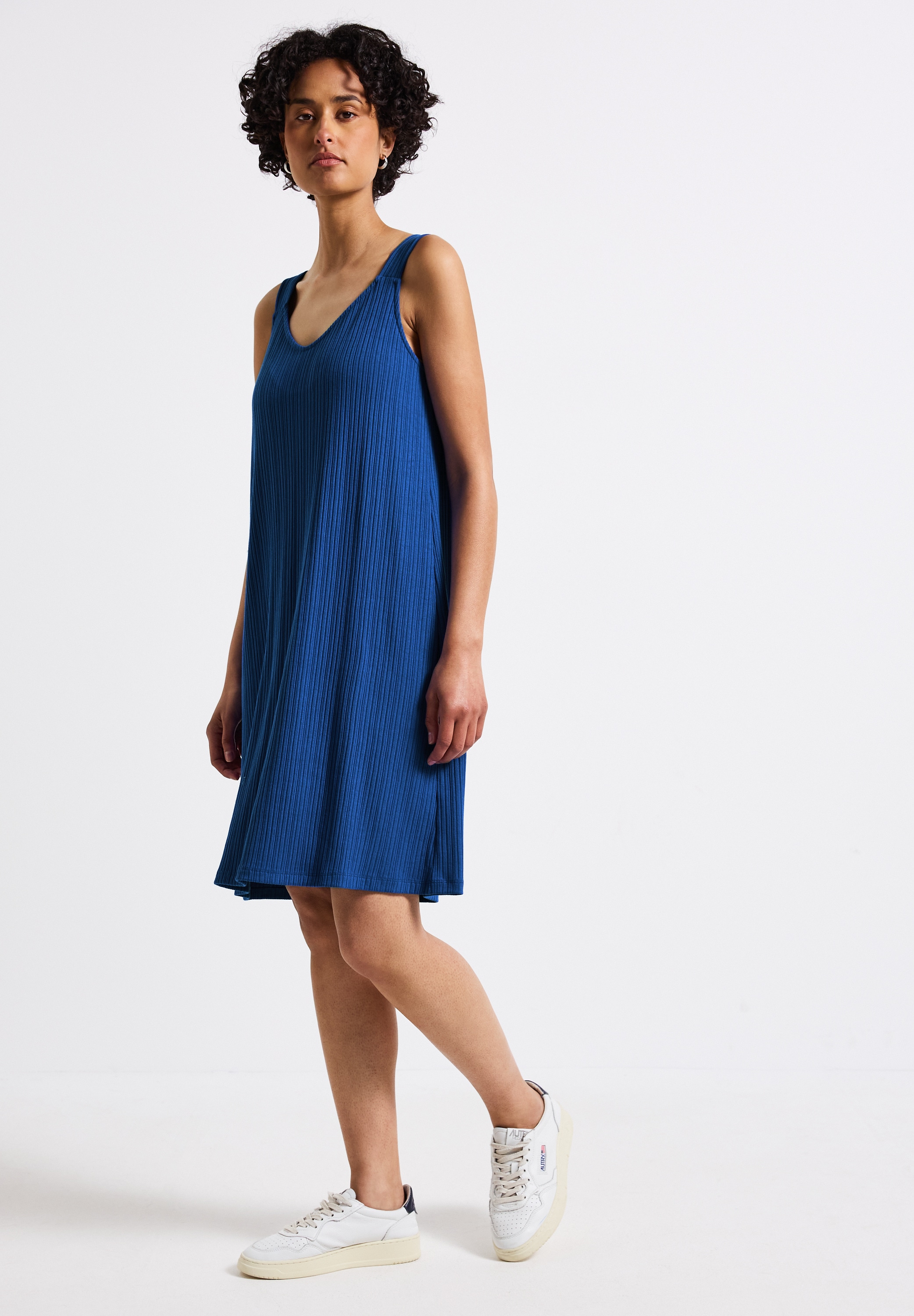 Sommerkleid STREET ONE, Damen, Gr. 44, EURO-Größen, blau (dodger blau), Stoff, 75% Viskose, 20% Polyester, 5% Elasthan, unifarben, normal knielang, V-Ausschnitt, Bündchen, Kleider Sommerkleid, soft und trageangenehm