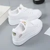 Frauen Freizeit schuhe neue Frühling weiße Turnschuhe atmungsaktive Blume Schnürung Frauen Turnschuhe Frauen Schuhe Mode bestickt