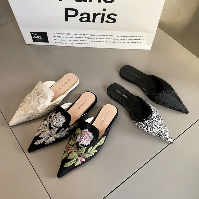 2025 Sommer neue Vintage Baotou Hausschuhe Damen Oberbekleidung flach bestickt spitze Zehen 1 Slip-on-Schuhe Guofeng Damenschuhe Image