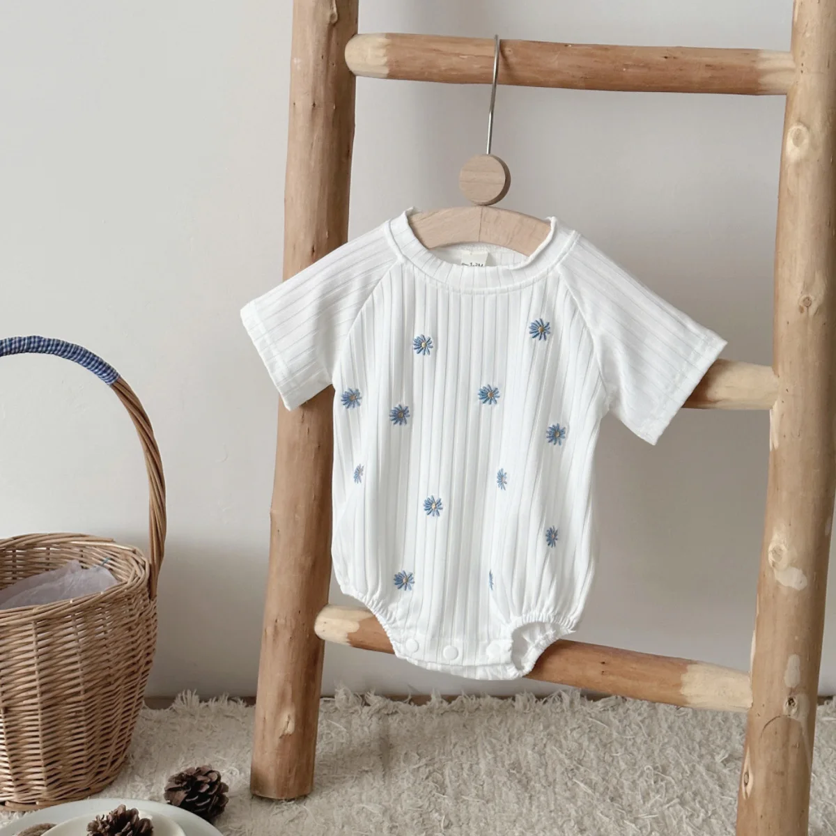 Ins Neugeborenen Baby Mädchen Kleidung Sommer Strampler Kurzarm Hause Kleidung Overall Blume Stickerei Kleinkind Body 0-18 Monate Image