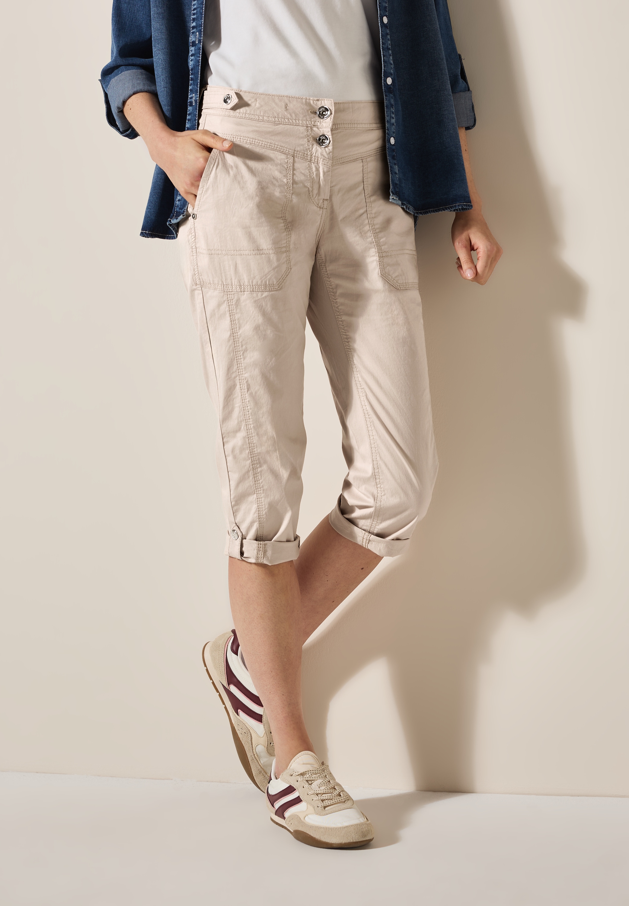 Caprihose CECIL "Style New York", Damen, Gr. 25, N-Gr, beige (boulder beige), Web, Obermaterial: 98% Baumwolle, 2% Elasthan, unifarben, normal kniebedeckend, Hosen Caprihose, Sommerhose mit Knopfdetails am Bund