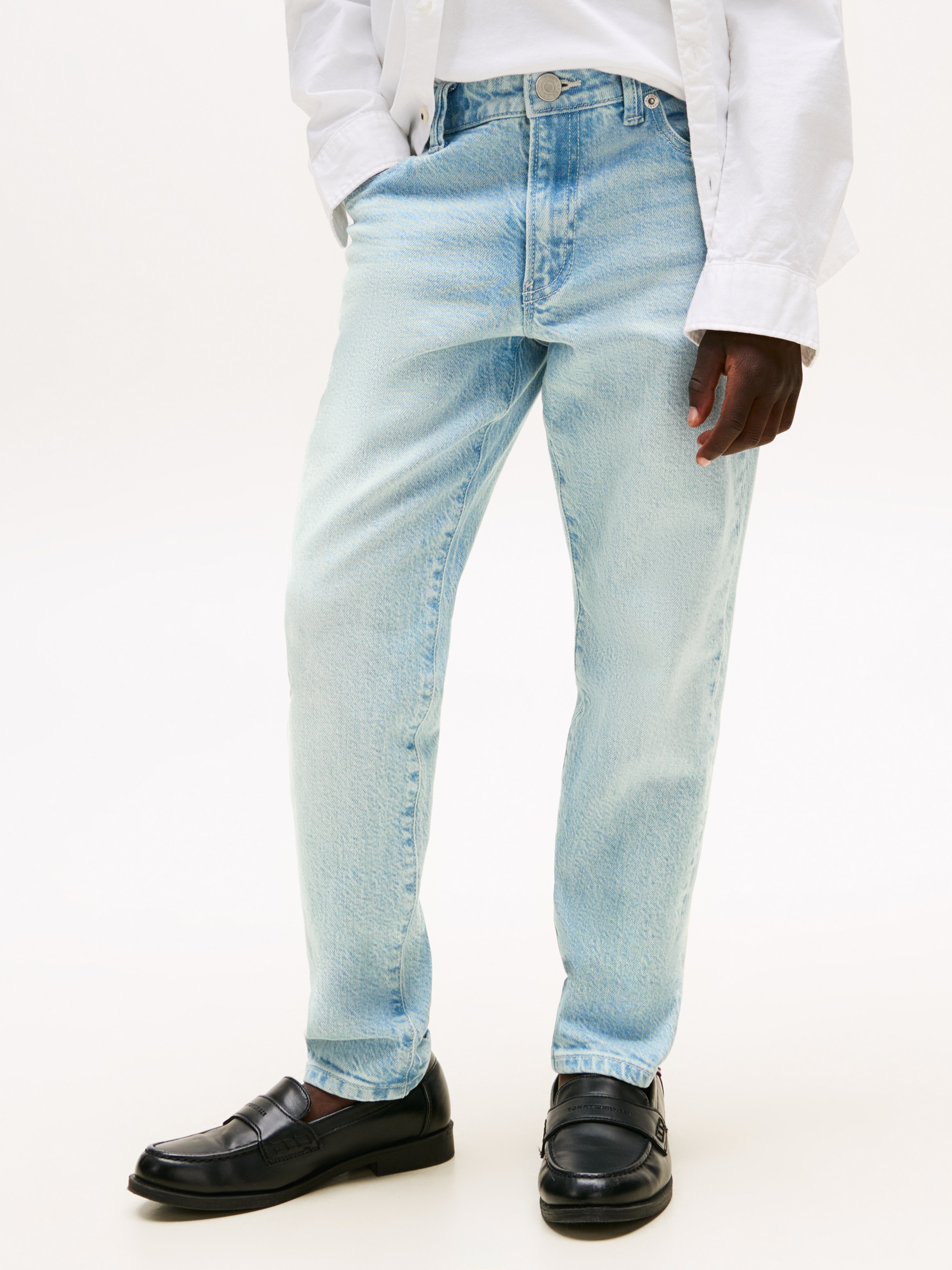 Straight-Jeans TOMMY HILFIGER "MODERN STRAIGHT", Jungen, Gr. 5 (110), N-Gr, blau (light blau), Denim/Jeans, Obermaterial: 99% Baumwolle, 1% Elasthan, regular fit lang, Jeans, für Kinder bis 16 Jahre, in heller Waschung Image