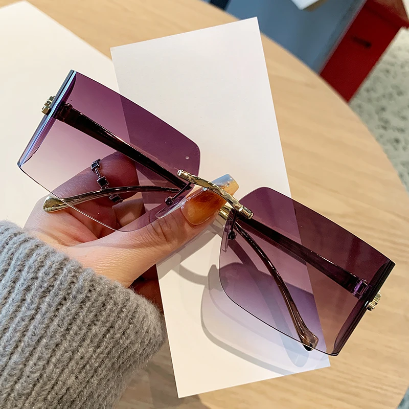 Damen-Sonnenbrille, rahmenlose, randgeschnittene Sonnenbrille, modische High-End-Sonnenbrille mit Leopardenkopf und gebogenem Auto 90299 Image