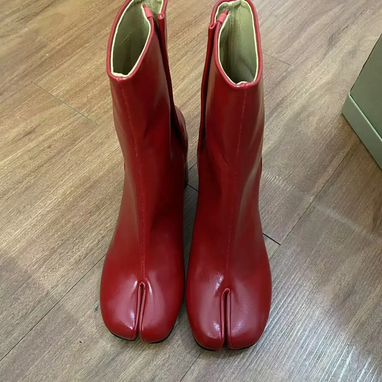 Tiefrotes Design, modische Damen-Kurzstiefel, mittlere Wade, runder niedriger Absatz, quadratische Tabi-Zehe, feste Knopf-Herbst-Winter-Damenschuhe