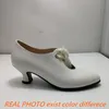ASILETO Neue Ausschnitt Frühling Reife Frauen Pumpen Runde Kappe Kleine Heels 3 cm Lace Up Strap Große Größe 42 43 US12 Schuhe schwarz Weiß