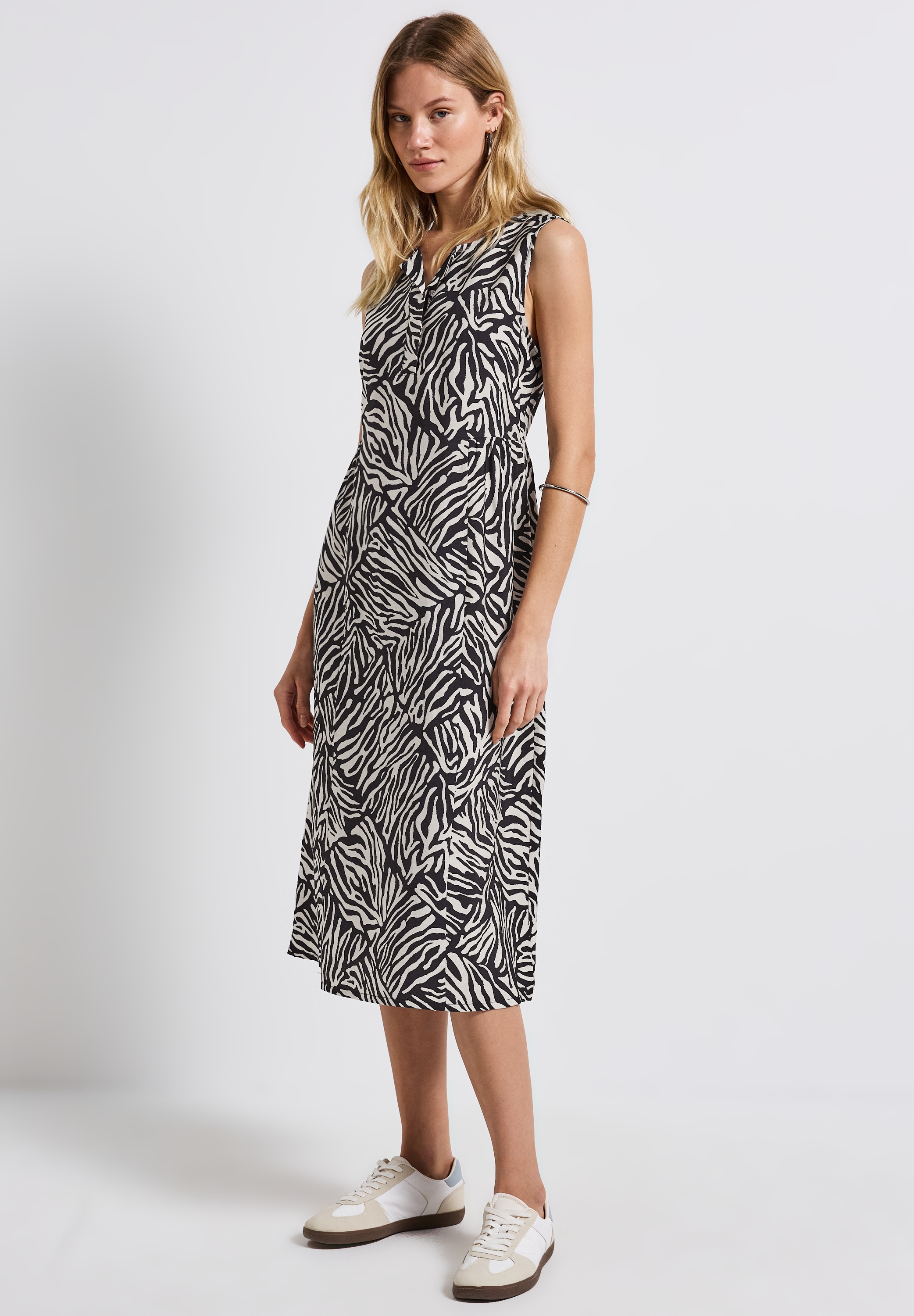 Midikleid STREET ONE, Damen, Gr. 44, EURO-Größen, blau (tiefblau), Stoff, 88% Viskose, 12% Polyamid, bedruckt, normal wadenlang, V-Ausschnitt, abgesteppt, Kleider Midikleid, mit allover Print