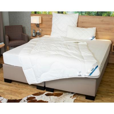 Microfaserbettdecke BECO "BeCo Medibett MF50 Made in Green 135x200 cm und weitere Größen", weiß, B:155cm L:220cm, Bezug: 100% Baumwolle. Füllung: 100% Polyester, Bettdecken, Made in EU, allergiker geeignet (Hausstauballergiker) Image