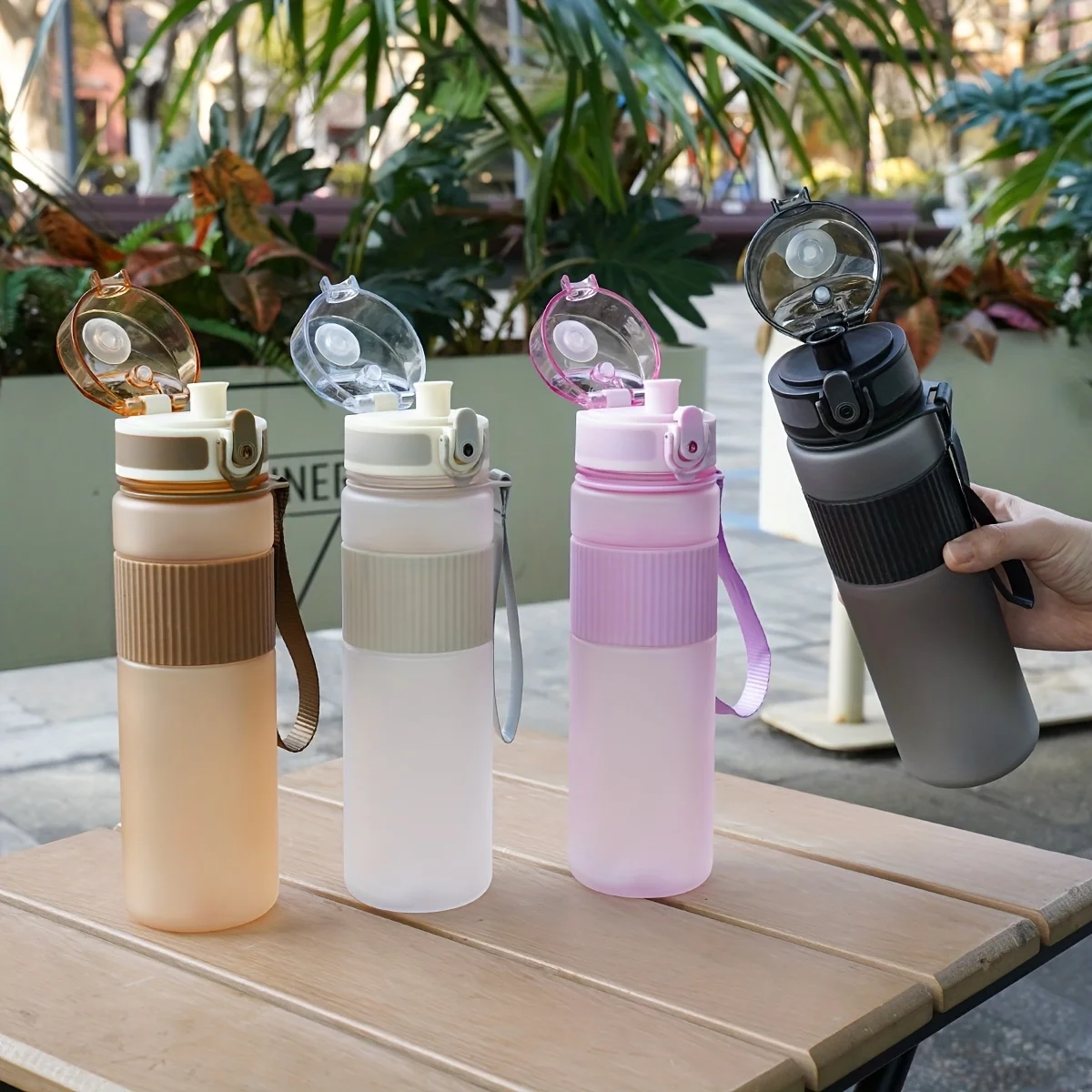 530 ml BPA-freie Kunststoff-Wasserflasche mit Deckel und Riemen – für Wandern, Fitness und Freizeitgebrauch. Langlebige Wasserbehälterflasche Image