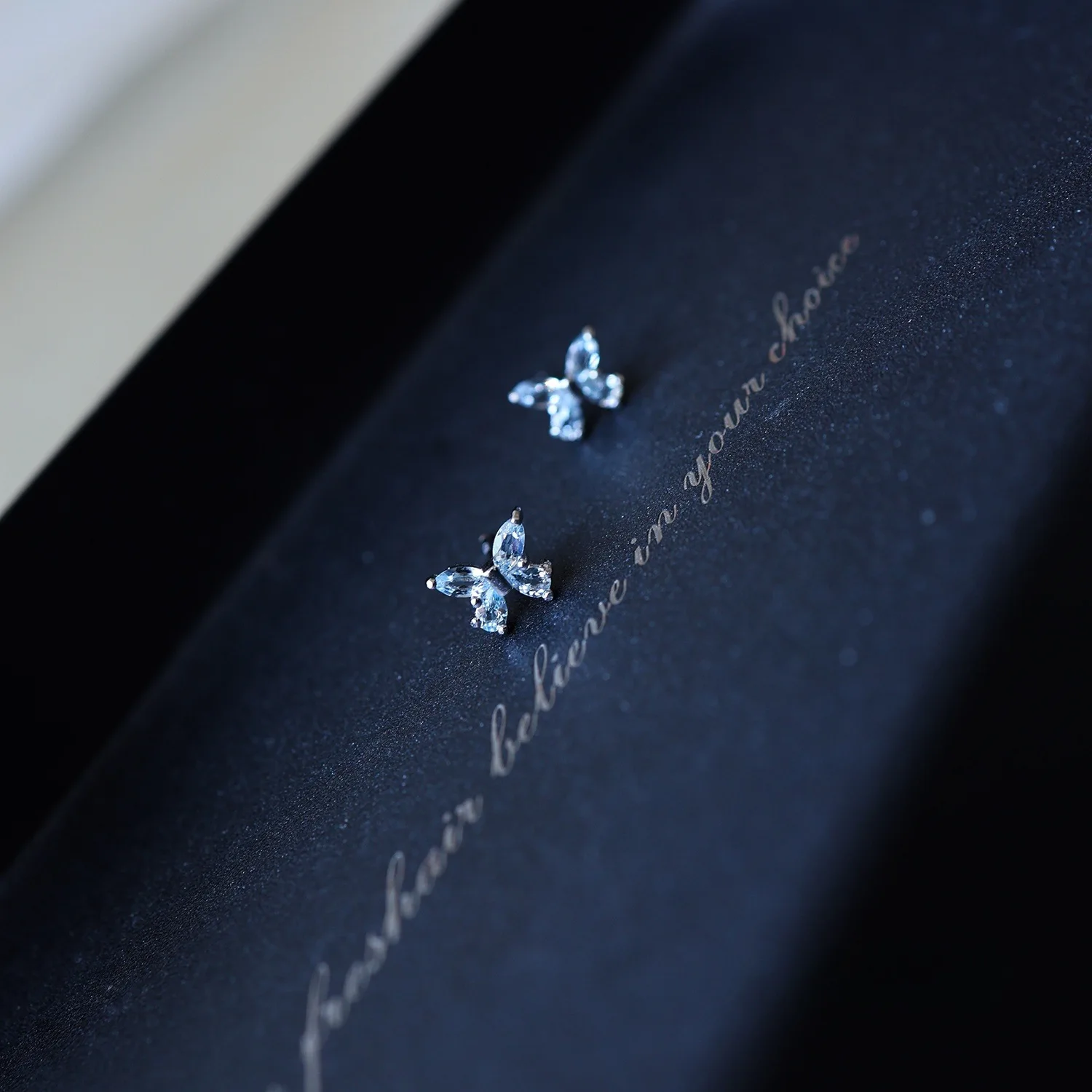 Blaue Zirkon-Schmetterlingsohrringe aus 925er-Sterlingsilber für Damen, exquisiter Mini-Schmuck, Geschenk Image