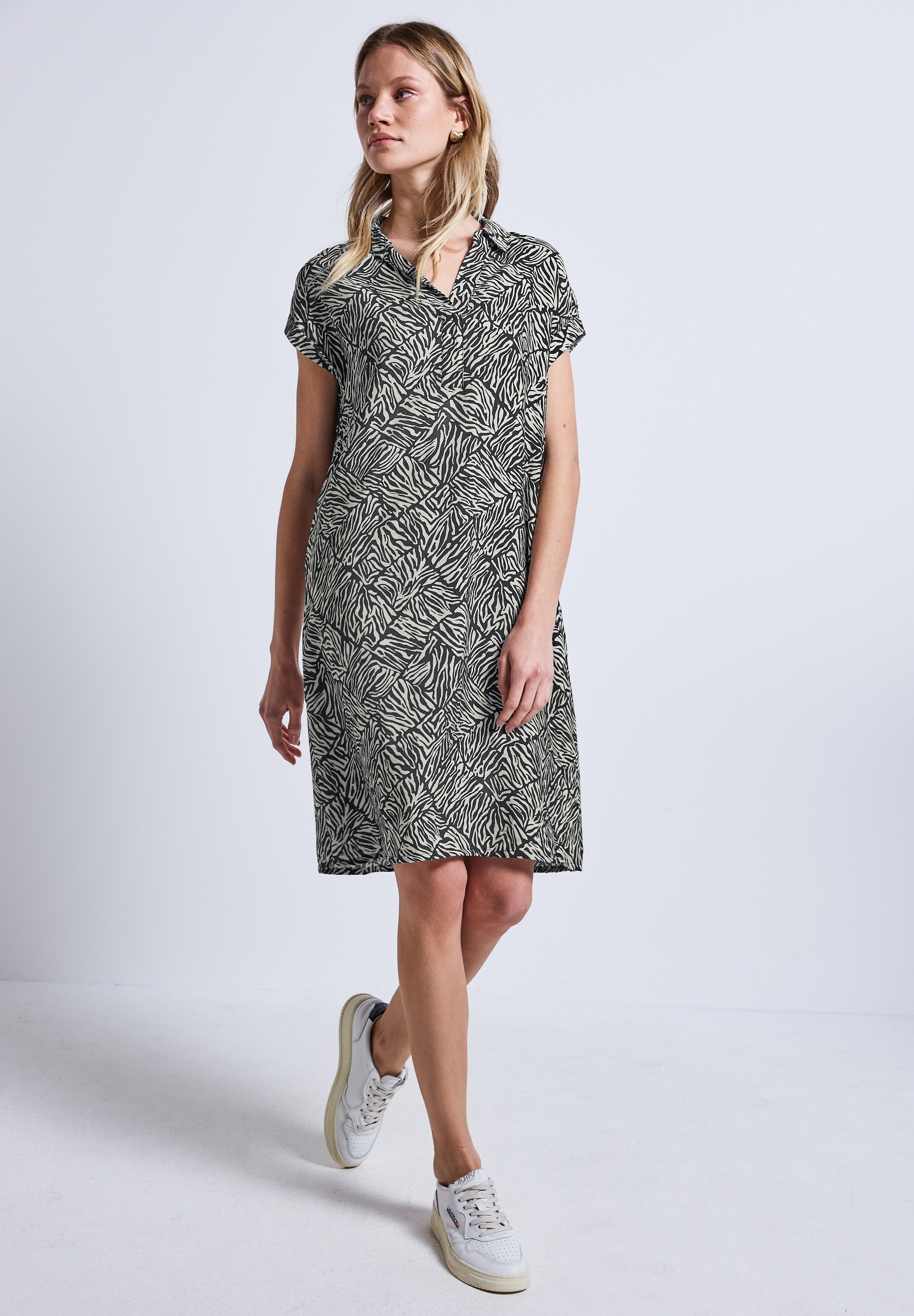 Shirtkleid STREET ONE, Damen, Gr. 40, EURO-Größen, grün (pine grove grün), Stoff, 88% Viskose, 12% Polyamid, bedruckt, normal knielang, ohne Ausschnitt, Bündchen, Kleider Shirtkleid, mit seitlichen Einschubtaschen