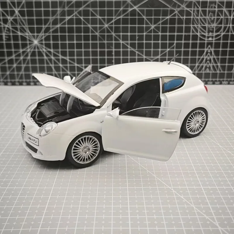 1:24 Alfa Romeo MITO SUV Modello di auto sportiva in lega Diecast in metallo Veicoli da corsa Modello di auto Alta simulazione Collezione Giocattolo per bambini Regalo