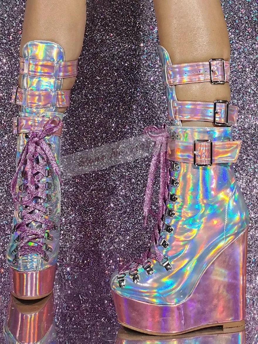Keilstiefeletten aus schillerndem, rosafarbenem Lackleder mit Hologramm, reflektierende, glänzende Plateaustiefeletten, Schnürschuhe mit Schnallenriemen Image