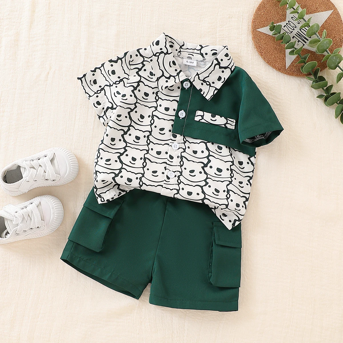 2-teiliges Set aus modischem Cartoon-Teddybär-Kurzarmhemd und Shorts mit gefälschten Taschen für Babys im Sommer Image