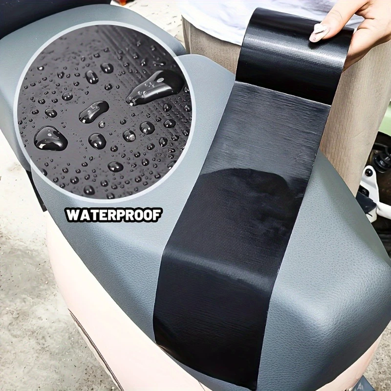 Schwarzes Klebeband auf Stoffbasis wird für die Kissenreparatur verwendet. Leder-Sitz-Sofa-Leck-Reparatur. Verschleißfestes Reparaturband aus Leder Image