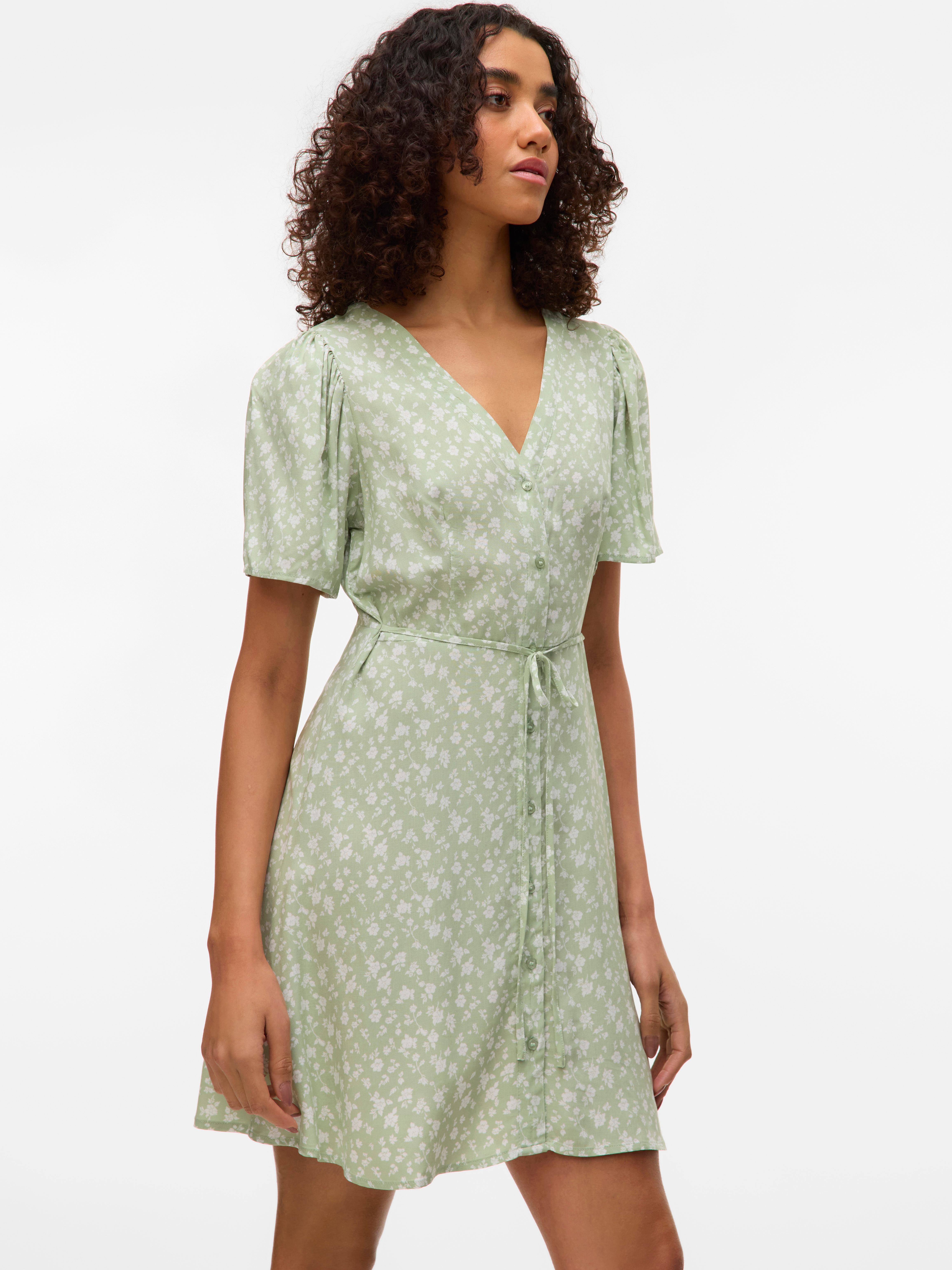 Minikleid VERO MODA "VMALBA SS SHORT DRESS WVN NOOS", Damen, Gr. M, N-Gr, weiß (reseda aop:sally snow weiß), Web, Obermaterial: 100% Viskose, bedruckt, regular fit kurz, V-Ausschnitt, Kleider Minikleid, Viskose, slim fit