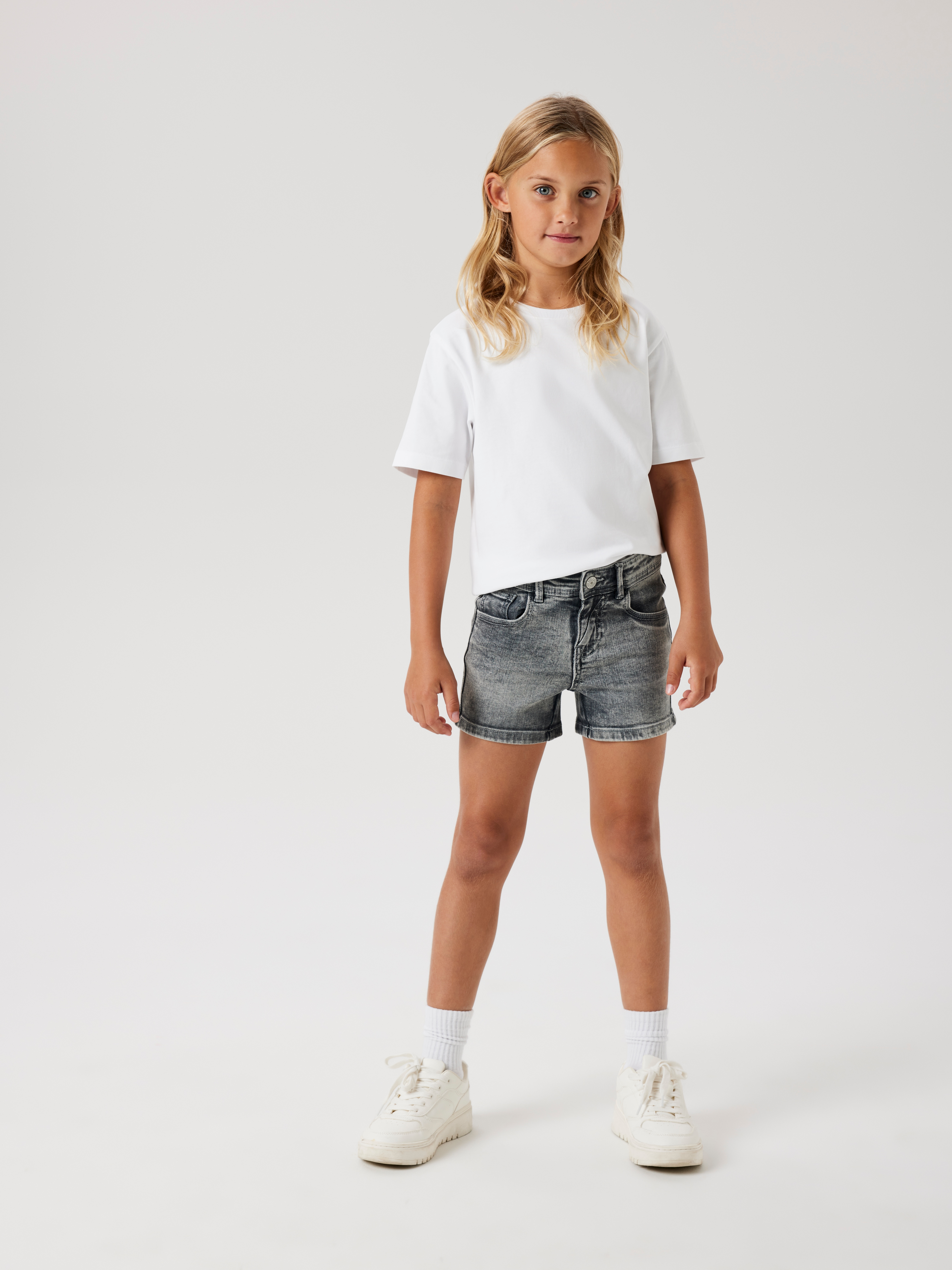 Shorts NAME IT "NKFSALLI SLIM DNM SHORTS 5266-AU NOOS", Baby, Gr. 140, N-Gr, light grau denim (blank), Web, Obermaterial: 99% Baumwolle, 1% Elasthan, Abriebeffekte, casual, slim fit ca. Mitte Oberschenkel, Hosen Image