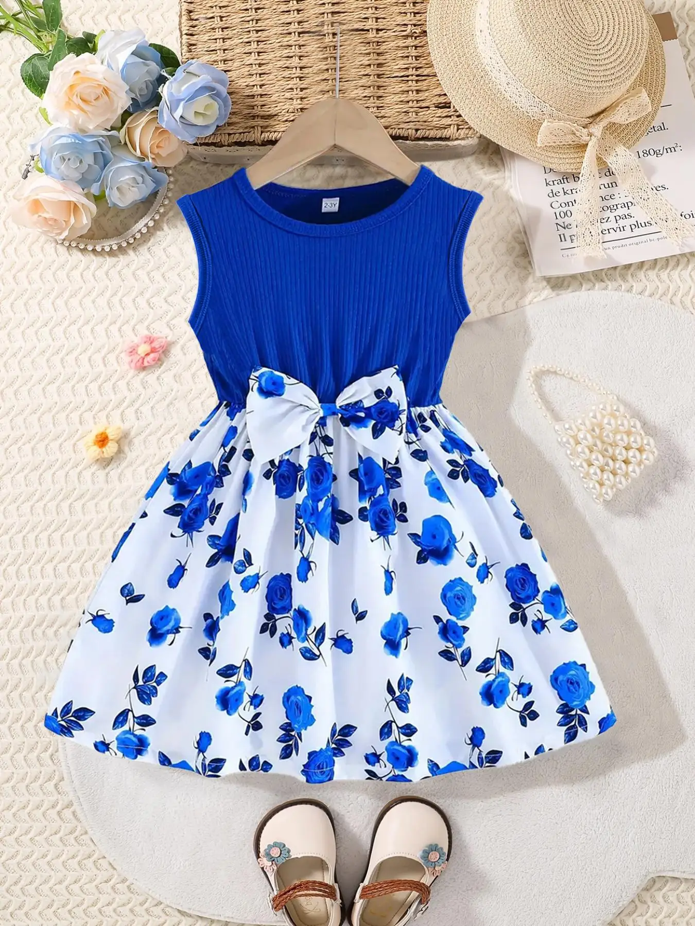 Dieses lebendige und niedliche blaue ärmellose Kleid mit Rundhalsausschnitt und Blumenmuster eignet sich perfekt für Mädchen, um Fotos zu reisen und zu machen Image