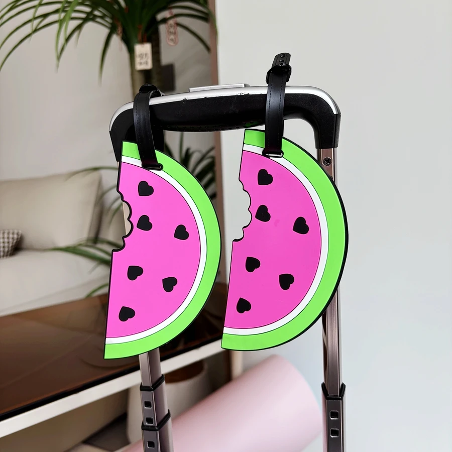 1 Stück übergroßer rosa Wassermelonen-Gepäckanhänger, Hängeetikett, Träger für persönliche Gegenstände, Anti-Verlust-Identifikationsetikett für das Gepäck, Boarding Image