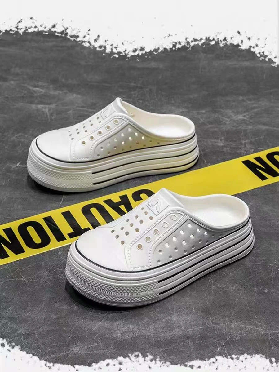 Ein Must-Have für den Sommer, höhenvergrößernde Damenschuhe mit dicken Sohlen, bequeme Freizeit-Clogs mit weicher Sohle, schlankmachender Look, weiße, atmungsaktive und vielseitige modische Hausschuhe