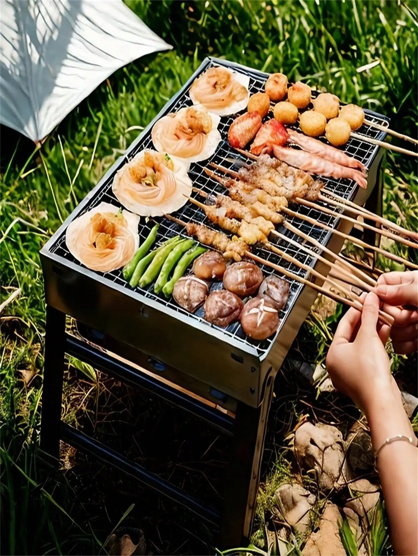 1-teiliger tragbarer zusammenklappbarer Grill – Edelstahl- und Holzkohleofen, leicht zu reinigen und transportieren, geeignet für Outdoor-Camping, Picknick- und Hofpartys, Campingkocher Image