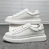 Lässige schwarze weiße Herrenschuhe im koreanischen Stil, flache Schnürschuhe, Plateauschuh, atmungsaktive Turnschuhe aus echtem Leder, Street-Style-Schuhe