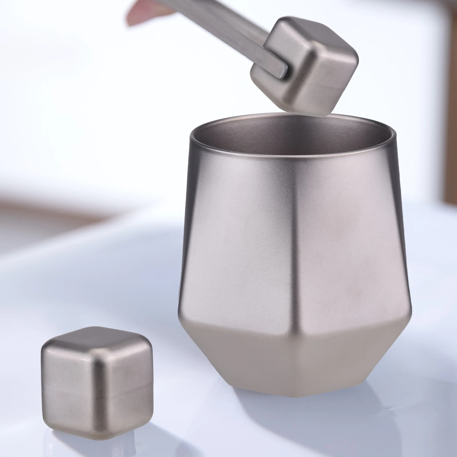 Outdoor Camping 240 ml doppelwandiger Ti-Becher, isolierter Ti-Becher mit Ti-Eiswürfeln Image