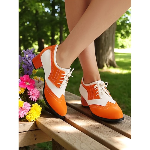 Scarpe col tacco oxford bicolore da donna, verdi e bianche, con dettagli brogue – scarpe eleganti stringate vintage anni '50 per l'uso quotidiano, outfit primaverili e look di ispirazione retrò